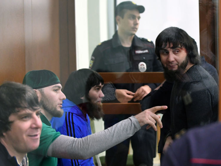  Zaur Dadayev (R) se tient avec son coaccusé 