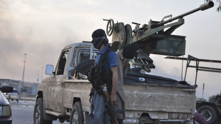  2014: les militants de l'État islamique se tiennent à un poste de contrôle après avoir capturé Mosul 