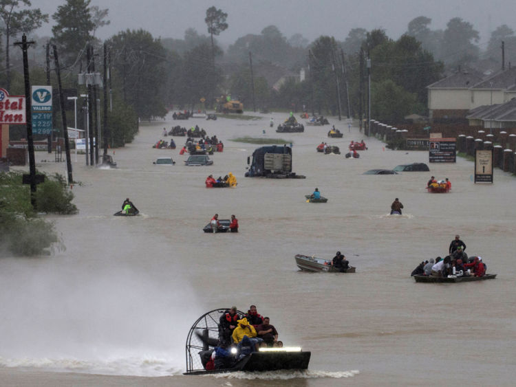  Les bateaux ont remplacé les véhicules à l'est de Houston après les inondations causées par l'ouragan Harvey 