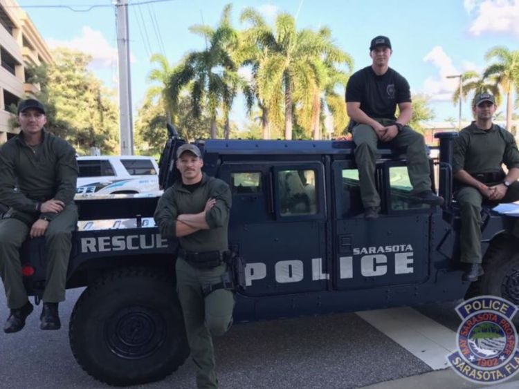  Sarasoita poice department image de flics sexy répondant à l'irma après des policiers sexy à Gainesville PD a provoqué un remuant sur facebook 