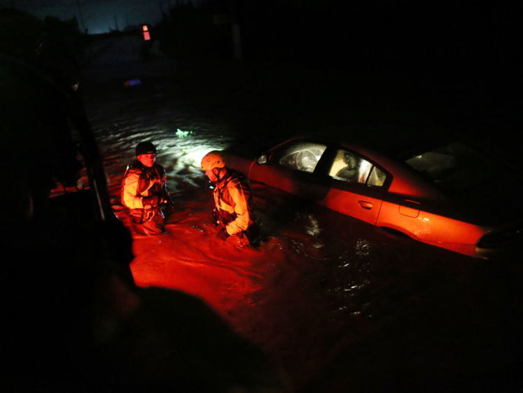  Une équipe de secours de l'agence locale de gestion des urgences inspecte les zones inondées après le passage de l'ouragan Irma le 6 septembre 2017 à Fajardo, Puerto Rico 