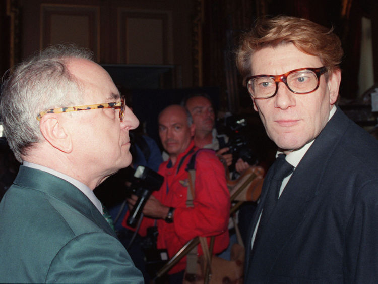  Berge à côté de son protégé Yves Saint Laurent en 1992 
