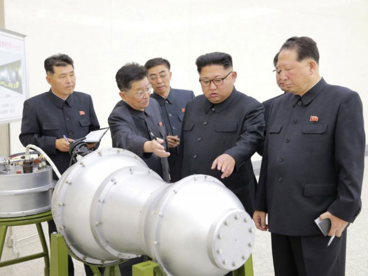  L'agence de presse centrale coréenne de Corée du Nord a publié cette photo de Kim Jong Un inspectant l'appareil 