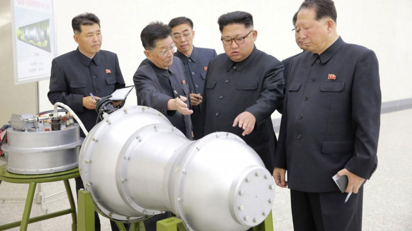 L'agence de presse centrale coréenne de la Corée du Nord a publié cette photo de Kim Jong Un inspectant l'appareil 