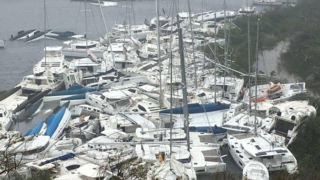  Les bateaux sont entassés contre le rivage dans la baie de Paraquita alors que l'oeil de l'ouragan Irma passait à Tortola, îles Vierges britanniques 