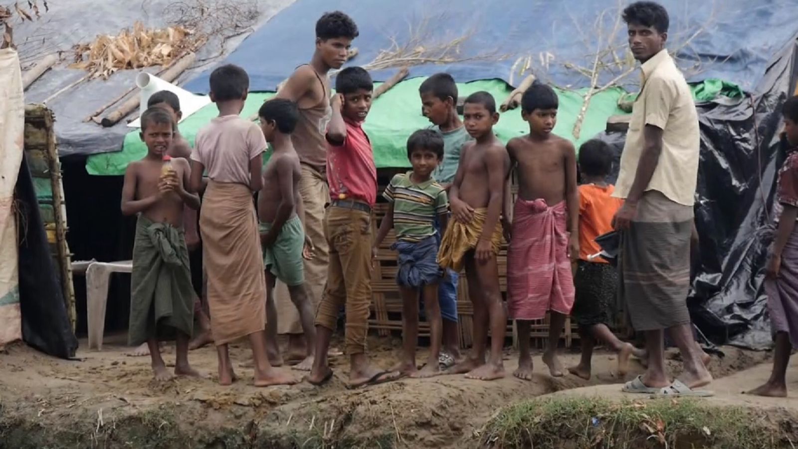  Les enfants sont parmi ceux bloqués au camp 