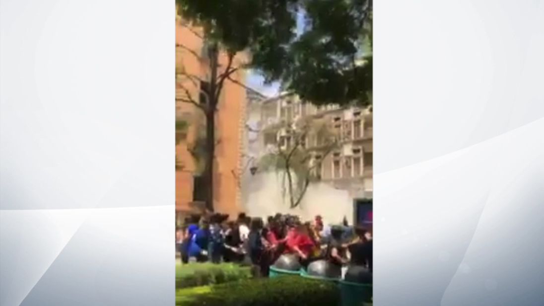  Une partie d'un collège dans la ville de Mexico s'effondre pendant le séisme 