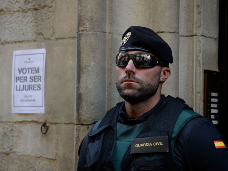  Guardia Civil se tient à côté d'une lecture d'affiches pro-référendum & # 39; Votez pour être libre & # 39; en catalan 