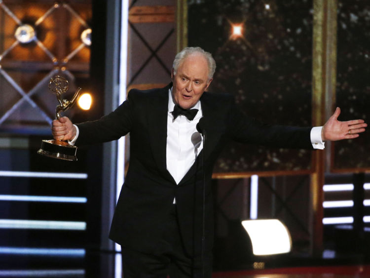  John Lithgow accepte le prix pour l'acteur de soutien exceptionnel dans une série dramatique pour son rôle dans The Crown 