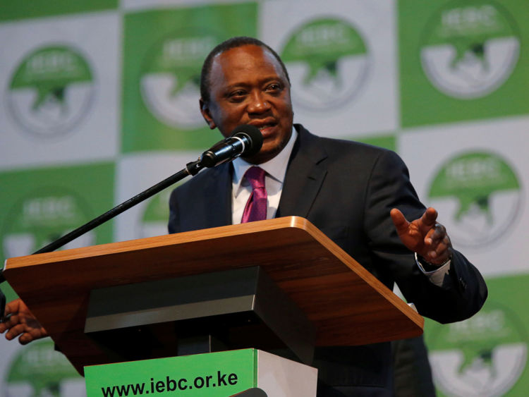  DATE IMPORTÉE: le 11 août 2017 Le président ordinaire Uhuru Kenyatta parle après avoir été annoncé vainqueur de l'élection présidentielle au centre national de dépaysement d'IEBC aux Bomas du Kenya, à Nairobi, au Kenya le 11 août 2017. REUTERS / Thomas Mukoya 