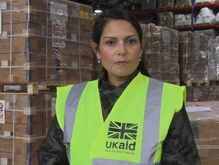  Secrétaire de développement international Priti Patel dans le Centre de réponse aux catastrophes du DFID à Kemble. 