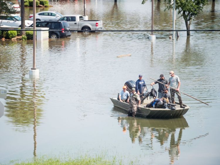  Les équipages de secours aident les victimes des inondations Harvey 