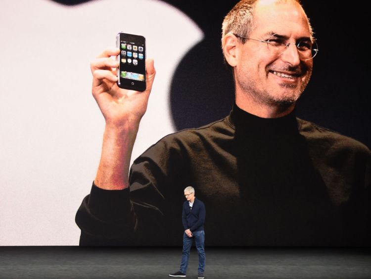  Le lancement comprenait un hommage à la fin du PDG d'Apple Steve Jobs 
