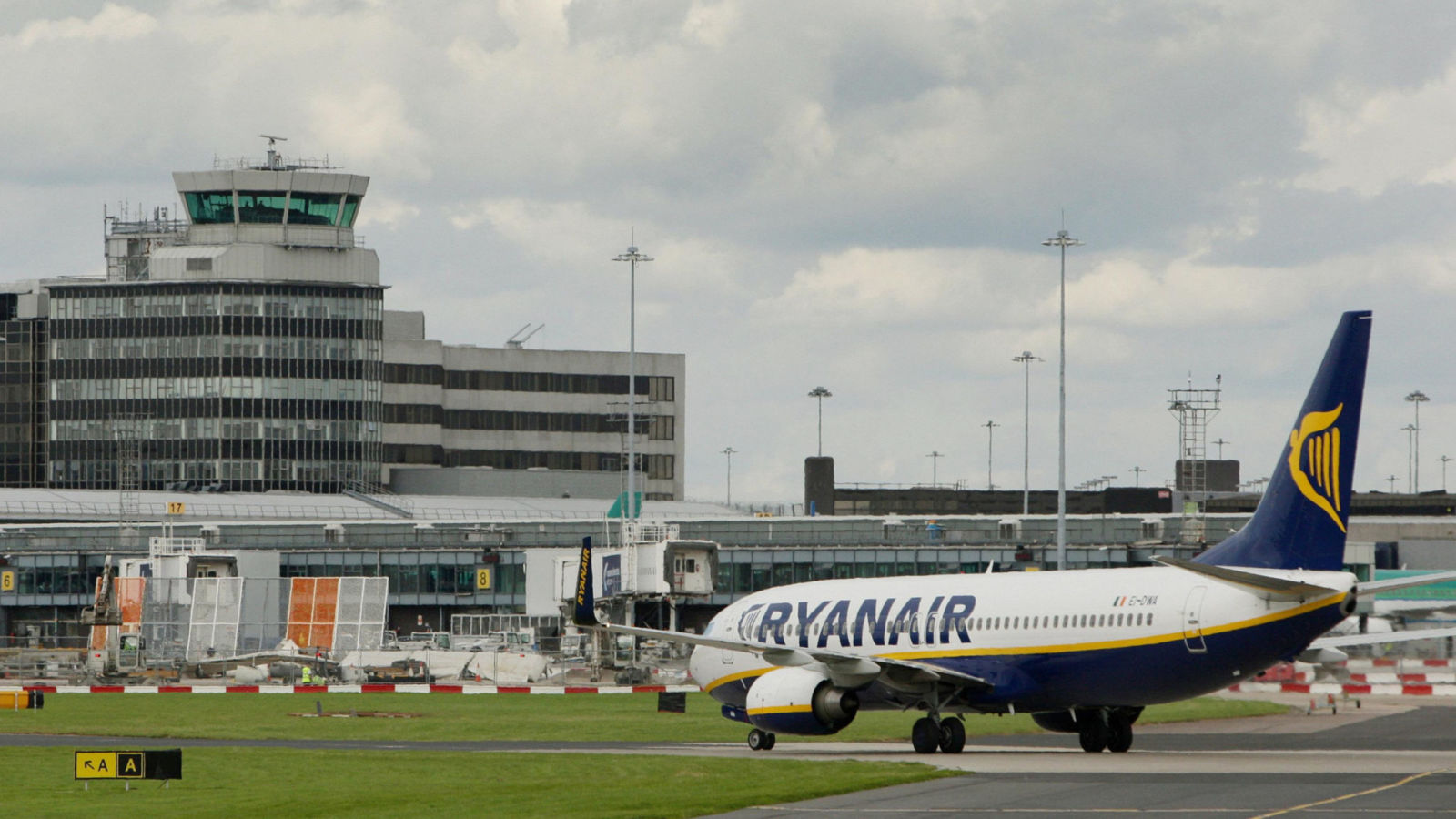  Un vol de Ryanair atterrit à l'aéroport de Manchester. Image du fichier 