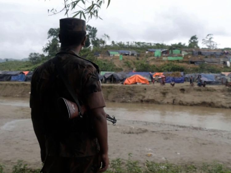  Les gardiens arrêtent les Rohingya d'entrer au Bangladesh 