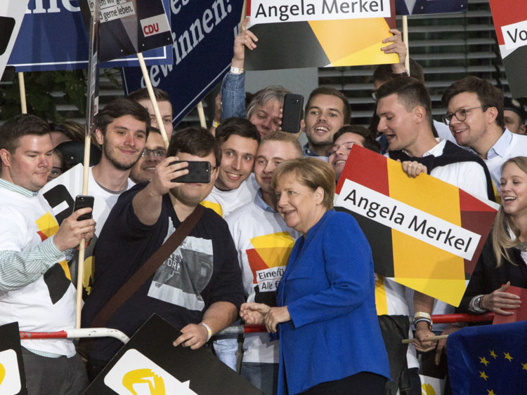  BERLIN, ALLEMAGNE - LE 03 SEPTEMBRE: Chancelière allemande et chrétienne-chrétienne (CDU) Angela Merkel est vue arrivée aux studios de télévision Adlershof pour assister au débat en direct avec le social-démocrate allemand (SPD) et le candidat chancelier Martin Schulz, le 3 septembre, 2017 à Berlin, en Allemagne. L'Allemagne tiendra des élections fédérales le 24 septembre et, jusqu'à présent, Merkel, qui recherche un quatrième mandat, a une avance de deux chiffres sur Schulz. (Photo d'Omer Messinger / Getty Images)
