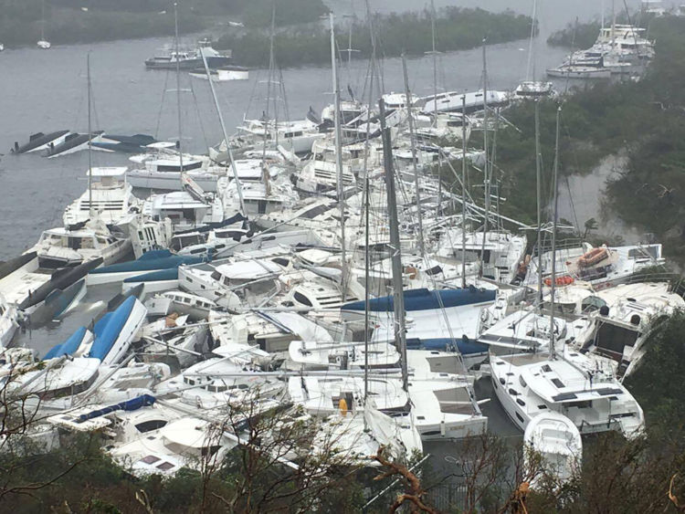  Les bateaux sont entassés contre le rivage dans la baie de Paraquita alors que l'oeil de l'ouragan Irma passait à Tortola, îles Vierges britanniques 