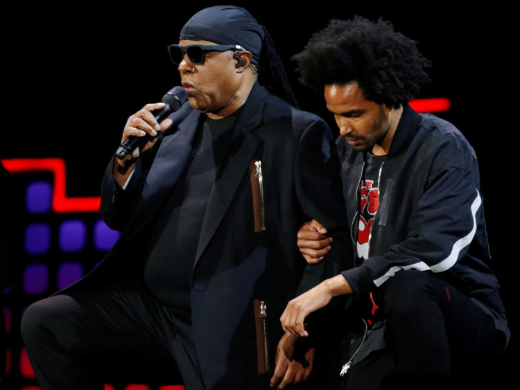  Stevie Wonder s'agenouilla avec son fils Kwame Wonder en jouant à New York 