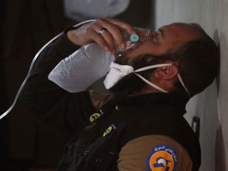  Un sauveteur respire à travers un masque d'oxygène après une "attaque chimique" in Idlib 