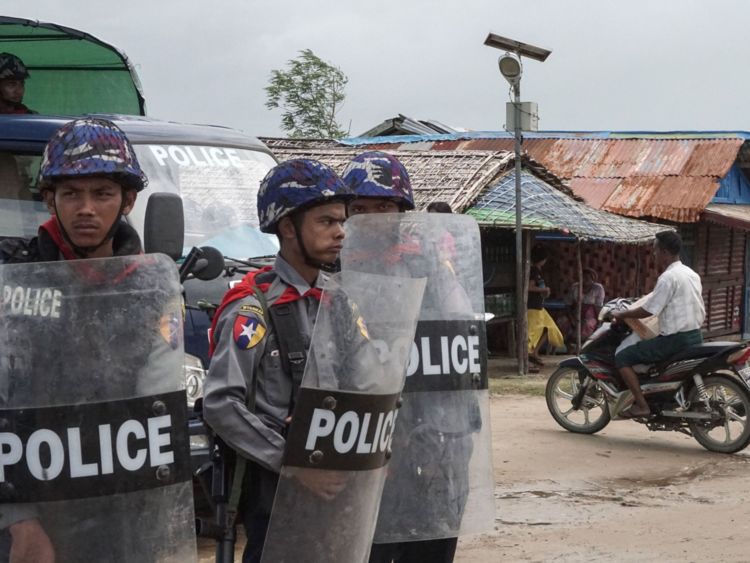  La police du Myanmar surveille un camp de personnes déplacées dans l'Etat de Rakhine 