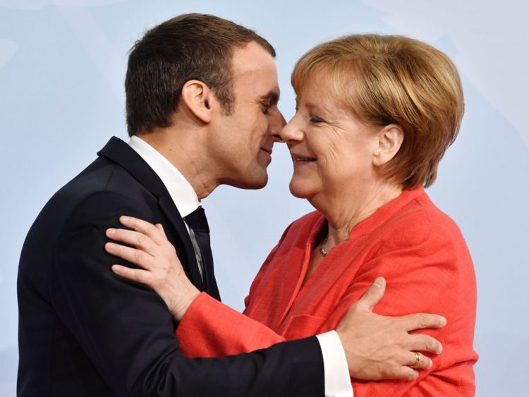  La chancelière allemande Angela Merkel accueille le président français Emmanuel Macron 
