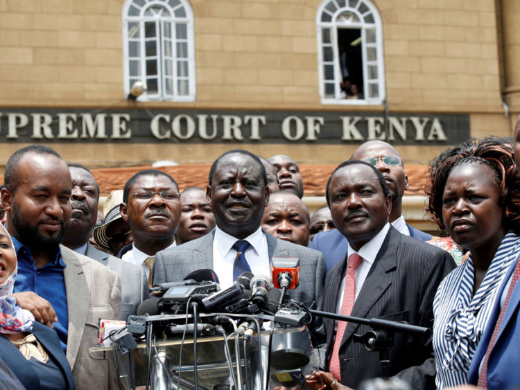 Le leader de l'opposition, Raila Odinga (au centre), l'a qualifié de "règlement de précédent" 