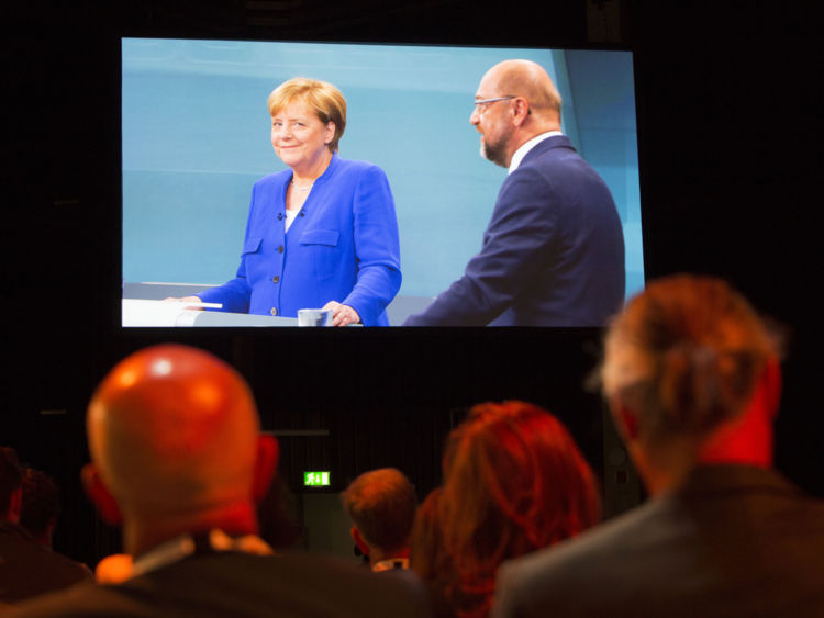  BERLIN, ALLEMAGNE - 03 SEPTEMBRE: Les journalistes des studios de télévision Adlershof assistent à la diffusion en direct du débat télévisé entre le chancelier allemand et la démocrate chrétienne (CDU) Angela Merkel et son adversaire principal, le social-démocrate allemand (SPD) et le chancelier candidat Martin Schulz, le 3 septembre 2017 à Berlin, en Allemagne. L'Allemagne tiendra des élections fédérales le 24 septembre et, jusqu'à présent, Merkel, qui recherche un quatrième mandat, a une avance de deux chiffres sur Schulz. (Photo d'Omer Messinger / Getty 