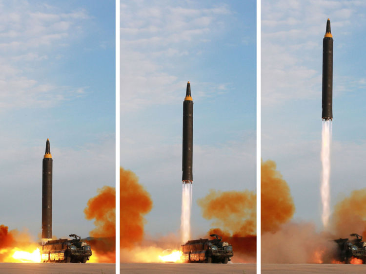  Le lancement d'un missile Hwasong-12 dans cette photo non datée publiée par l'agence centrale coréenne de presse de la Corée du Nord (KCNA) 