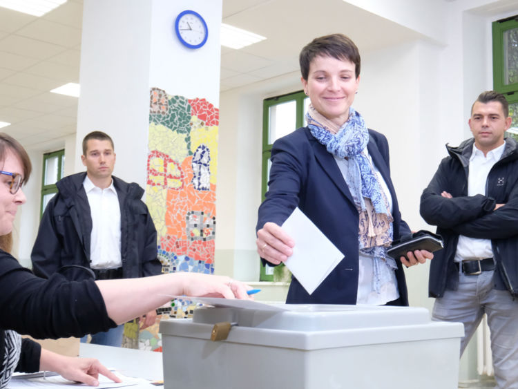  Le co-leader de l'AfD, Frauke Petry, vote son vote à un bureau de vote à Leipzig 