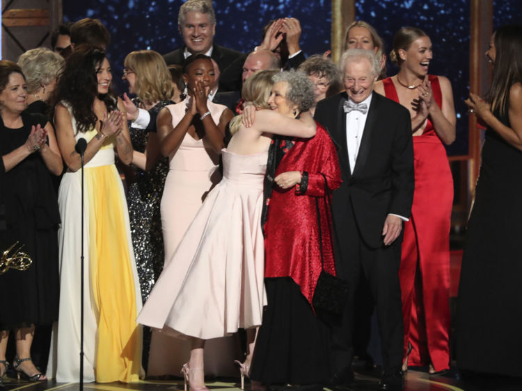  Le casting de The Handmaid's Tale accepte le prix pour Outstanding Drama Series 