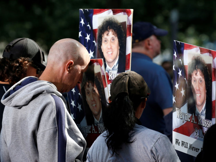  Familles de la victime Wayne A. Russo lors de la cérémonie de New York 