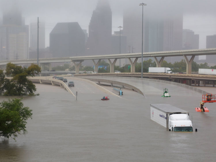  L'autoroute de l'autoroute 45 est submergée des effets de l'ouragan Harvey vu lors d'une inondation généralisée à Houston, Texas, États-Unis, le 27 août 2017 