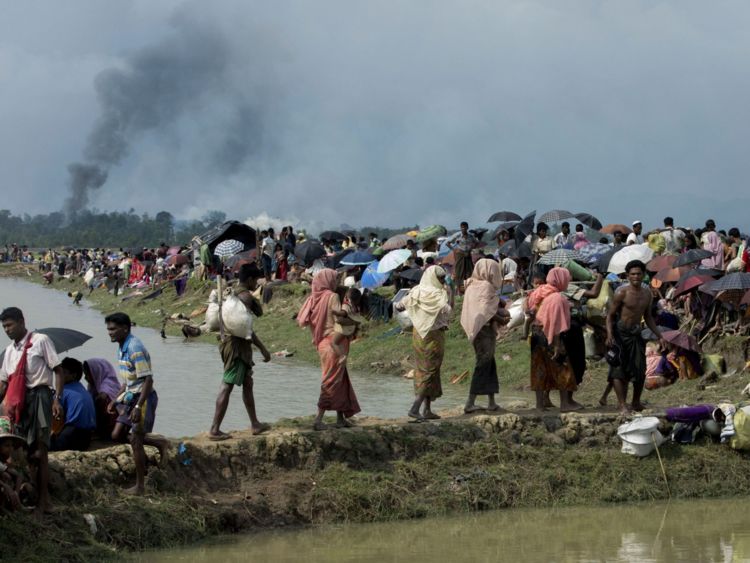  La fumée gonfle au-dessus de ce qui est censé être un village en feu dans l'état de Rakhine 