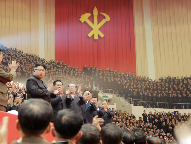  Le dirigeant nord-coréen Kim Jong Un assiste à une représentation organisée pour les participants à la réunion du parti au pouvoir dans cette image non datée fournie le 29 décembre 2016 
