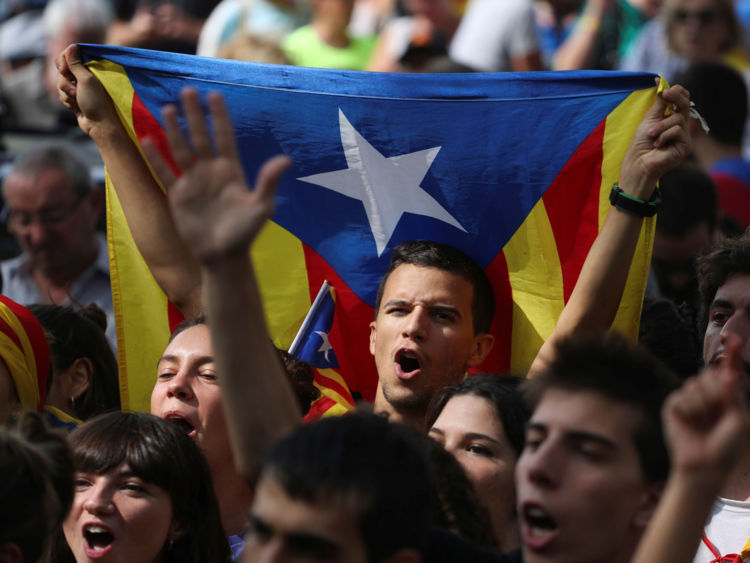  Les manifestants crient des slogans et vivent Esteladas (drapeaux séparatistes catalans) lorsqu'ils se rassemblent devant la Haute Cour de justice de Catalogne à Barcelone 