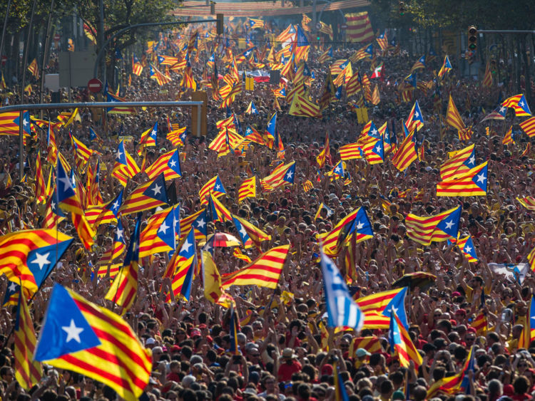  Les manifestants marchent en faveur de l'indépendance catalane le 11 septembre 2017 