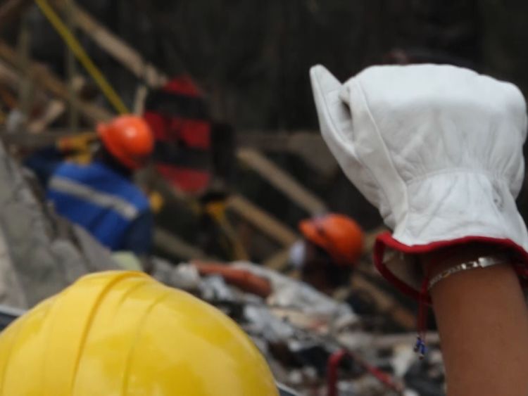  Un poing serré est le signe pour tout le monde de rester silencieux et d'écouter les survivants 