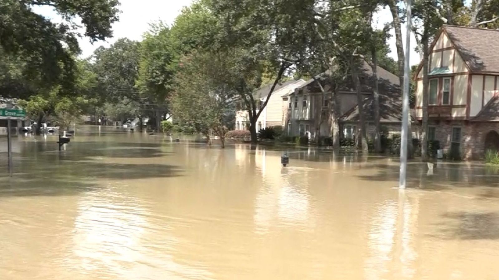  Les inondations s'aggravent dans certaines parties du Texas 