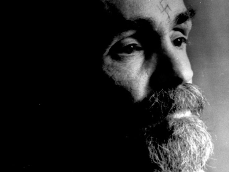  DATE IMPORTÉE: 25 août 1989Charles Manson parle lors d'une interview le 25 août 1989. Reuters / Calvin Hom CP 