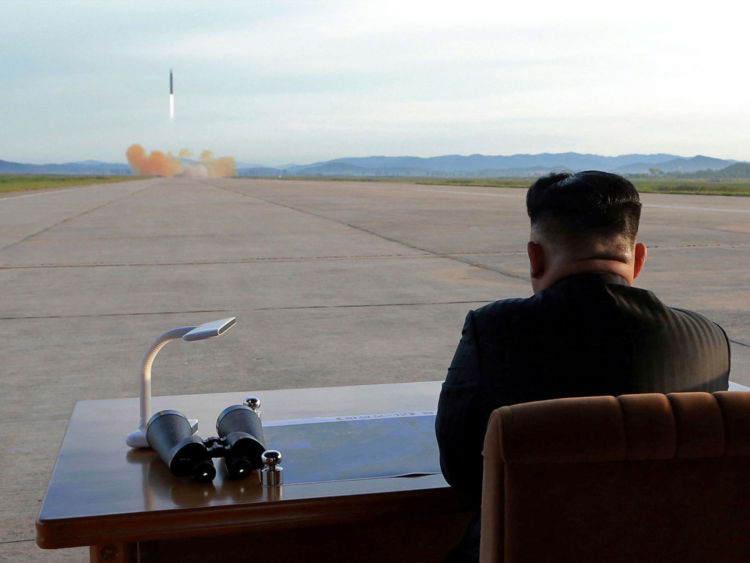  Kim Jong Un surveille le lancement d'un missile Hwasong-12 