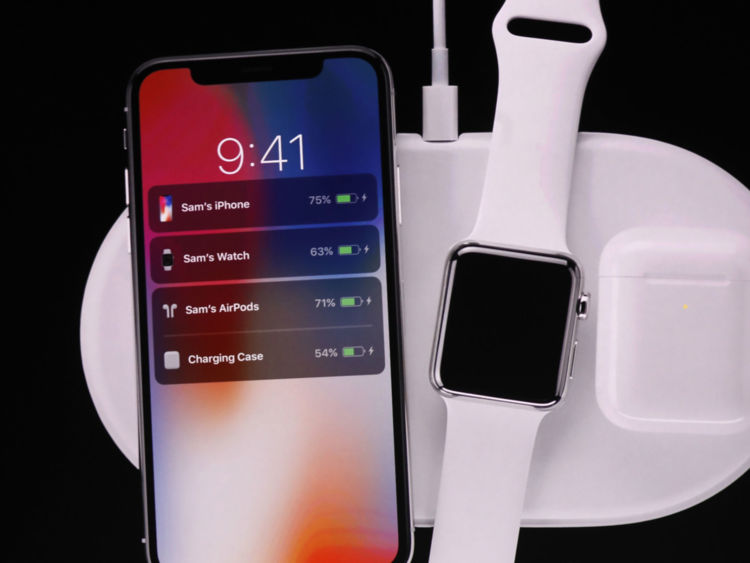  Le vice-président principal d'Apple Phil Schiller montre l'iPhone X lors d'un événement de lancement 