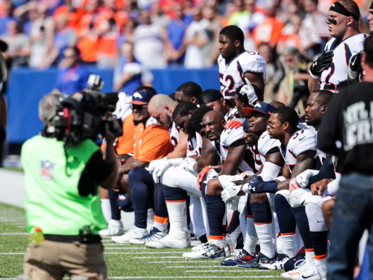  Les joueurs de Broncos de Denver s'agenouillent pendant l'hymne national américain avant un match de NFL contre Buffalo Bills 