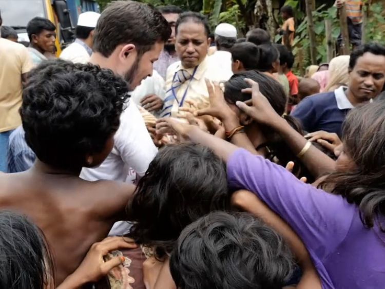  L'aide humanitaire délivre de la nourriture à Rohingyas 