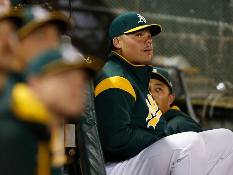  Bruce Maxwell, du Oakland Athletics, s'est agenouillé pendant l'hymne national avant de jouer aux Texas Rangers 