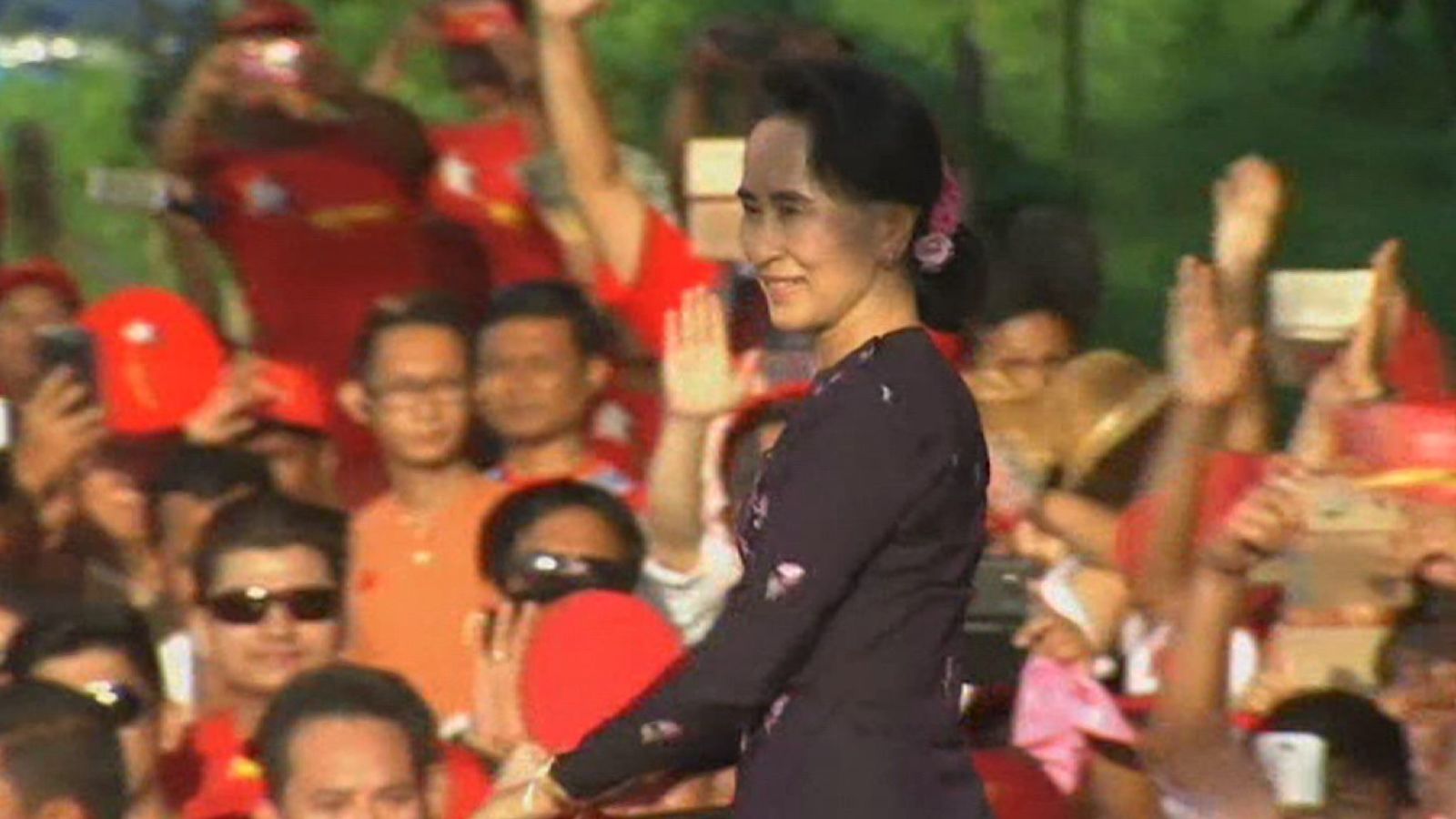  Aung San Suu Kyi a reçu des critiques pour n'avoir apparemment pas parler de la persécution de la population musulmane Rohingya au Myanmar 
