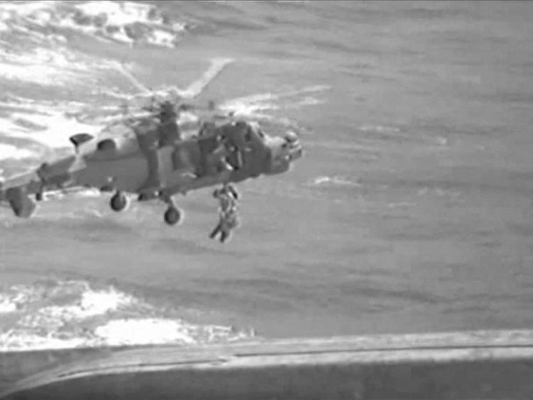  Un hélicoptère de la Royal Navy a hissé la femme et ses enfants en sécurité 