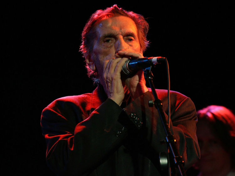  L'acteur Harry Dean Stanton joue à l'Amoeba Music Spring Tour 