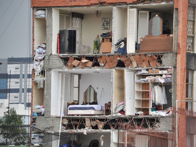  Les bâtiments de l'homme dans la ville de 20 millions de personnes ont été dévastés par le tremblement de terre 