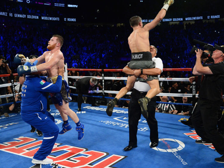  Gennady Golovkin (R) et Canelo Alvarez (L) célèbrent à la fin du combat 