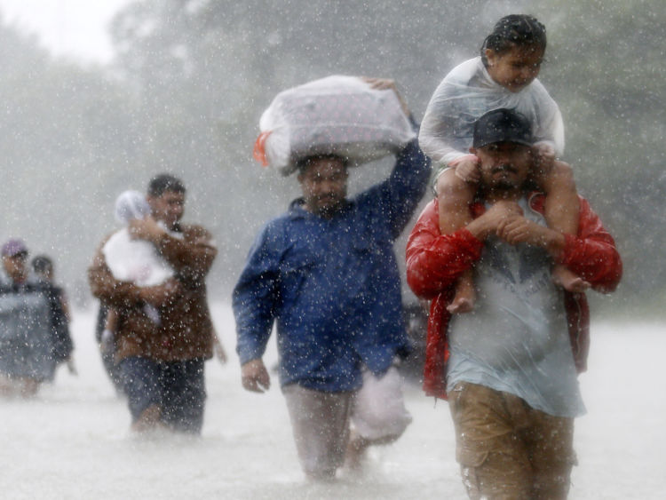  Les Texans traversent les eaux d'inondation à Beaumont Place 